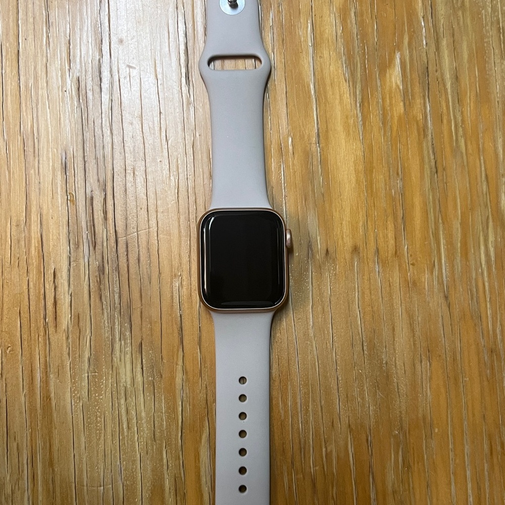 Apple Watch SE (Cellular + GPS) | 40 mm | Rose Gold